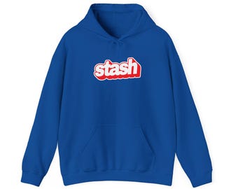 Puede incluir: Sudadera con capucha azul real con bolsillo delantero y capucha con cordón. La palabra "stash" está impresa en rojo con un contorno blanco en el pecho. La sudadera con capucha está hecha de un material suave.