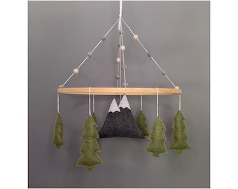 Sofort lieferbar: Wald-Babymobile (Kiefern und schneebedeckte Berge) – Dekoration für Babybett oder Kinderzimmer