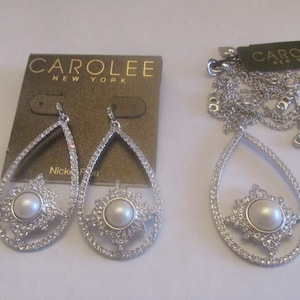 Hermoso vintage firmado Carolee Rhinestone y Faux Pearl Teardrop Collar de diseño y juego de pendientes perforados a estrenar en tarjetas originales