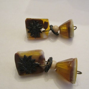 Unusual vintage 1960&#39;s hippie dangle lucite sun clip earrings