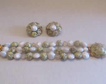 Magnifique bracelet vert marbré Lucite et faux perle large bracelet et clip boucle d’oreille