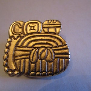 Gorgeous Signed UM Museum Replica Brushed Gold Tone Hieroglyphics Pin/Pendant