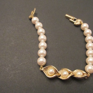 Vintage Richelieu Signed Faux Pearl & Gold Tone Bracelet (Brand New)