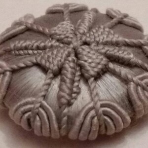 Capelli intrecciati mozzafiato Germania intricato? Pulsante o spilla sulla carta originale
