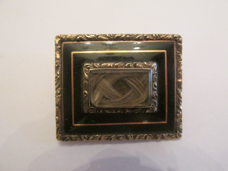 Victorian 9 kt gold marriage or mourning pin with lock of hair enclosed Names Signed on Back