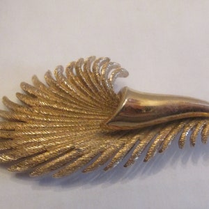 Prachtige Vintage Gesigneerde Monet Gold Tone Shell Broche