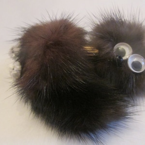 Wunderschöne Vintage Große echte Nerz Brosche mit Augen, Nase, Füßen und Kragen brandneu
