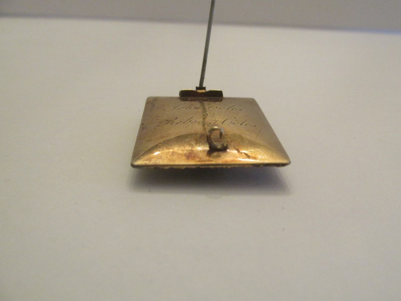 Victorian 9 kt gold marriage or mourning pin with lock of hair enclosed Names Signed on Back