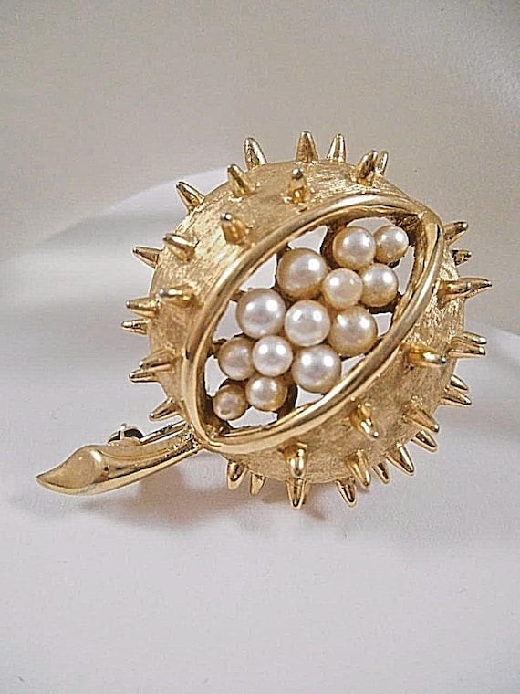 Broche Vintage Dorée Signée BOUCHER - Bijou Ancien En Bon état - Occasion