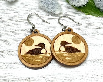Pendientes de madera de somorgujo