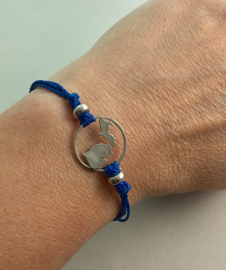 Op de afbeelding: Een blauw koordarmband met een zilveren bedel met een omtrek van de staat Michigan.