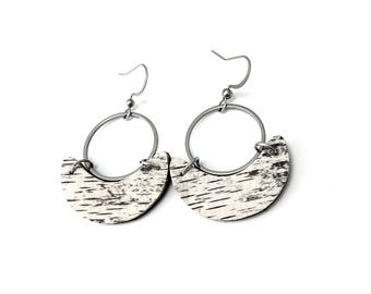Pendientes de abedul, corcho con cuero genuino, forma de media luna con aro de plata.