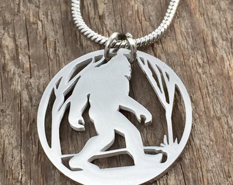 Colgante Bigfoot in Woods, grande o pequeño