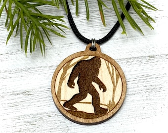 Bigfoot in Woods Colgante de madera grabado, Colgante Yeti, Colgante Sasquatch