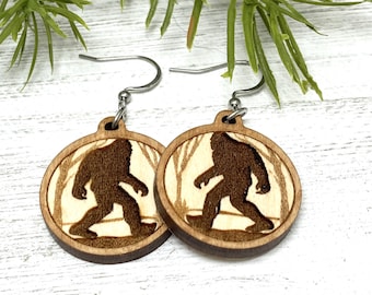 Bigfoot in the Woods Pendientes grabados en madera