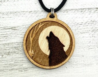 Colgante grande de madera de lobo solitario