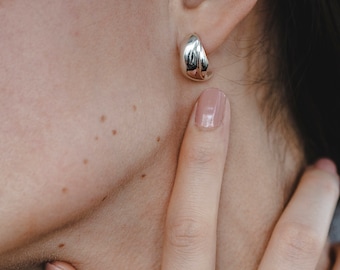 Chiara oorbellen, geometrische zilveren studs, minimalistische zilveren oorbellen, grote zilveren studs, statement stud oorbellen, grote massieve studs, 925