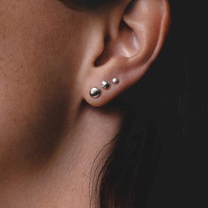 Pendientes de guijarro, pendientes combinables, pendientes de lunares pequeños, pendientes de plata de ley, pendientes de forma orgánica, pendientes redondos pequeños, pendiente individual