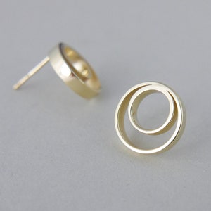 585 Gold Studs, Minimalist 14K Gold Earrings, Geometric Earrings, Solid Gold Earrings, Round Earrings, Circle Earrings, Open Circle Stud imagem 3