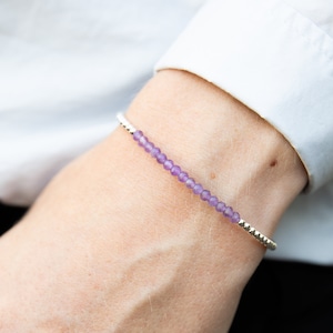 Pulsera de amatista, pulsera de cuentas de plata, pulsera de piedras preciosas moradas, pulsera de plata delicada, pulsera con piedra de nacimiento de febrero, amatista natural