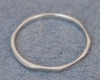 Anello Glimmer in argento, anello in argento extra sottile, anello in argento minuscolo, anello ultra sottile, anelli sottili impilabili, anello delicato, anello impilabile delicato
