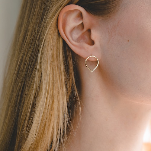 Boucles d'oreilles en forme de larme en or, Puces d'oreilles en or 14 carats, Boucles d'oreilles minimalistes en or, Boucles d'oreilles géométriques en or, Boucles d'oreilles en or, Boucles d'oreilles en or massif