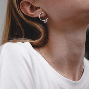 Pendientes de plata con acabado hormigón, joyería de cemento, pendientes de aro modernos, pendientes de medio aro, pendientes de círculo abierto, pendientes contemporáneos, pendientes de tachuelas de cemento imagen 2