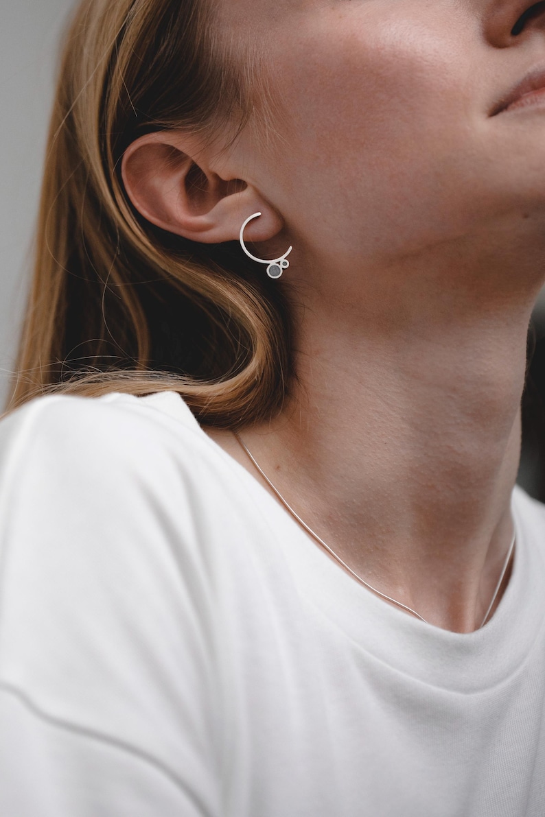 Pendientes de plata con acabado hormigón, joyería de cemento, pendientes de aro modernos, pendientes de medio aro, pendientes de círculo abierto, pendientes contemporáneos, pendientes de tachuelas de cemento imagen 2