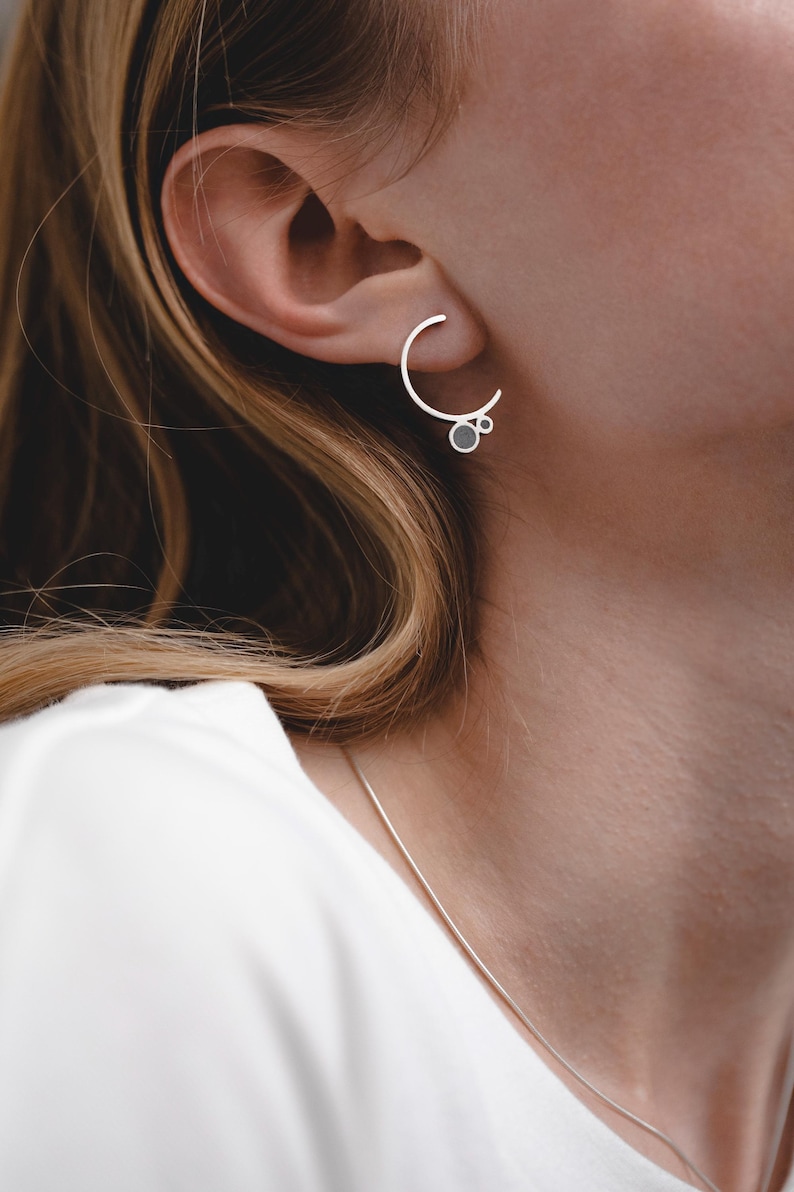 Pendientes de plata con acabado hormigón, joyería de cemento, pendientes de aro modernos, pendientes de medio aro, pendientes de círculo abierto, pendientes contemporáneos, pendientes de tachuelas de cemento imagen 1