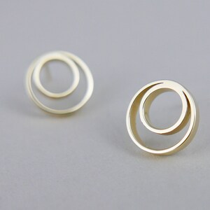 585 Gold Studs, Minimalist 14K Gold Earrings, Geometric Earrings, Solid Gold Earrings, Round Earrings, Circle Earrings, Open Circle Stud imagem 5