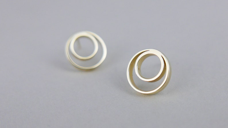 585 Gold Studs, Minimalist 14K Gold Earrings, Geometric Earrings, Solid Gold Earrings, Round Earrings, Circle Earrings, Open Circle Stud imagem 5