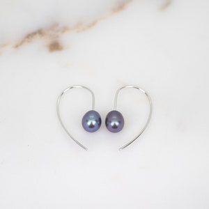 Boucles d'oreilles en perles noires naturelles, argent sterling 925, boucles d'oreilles en perles foncées, boucles d'oreilles élégantes, boucles d'oreilles en fil délicat, boucles d'oreilles Dainty Perl Drop image 5