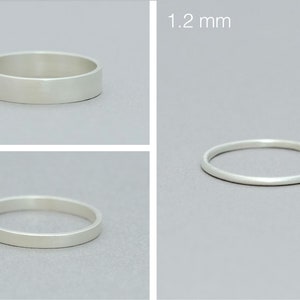 Op de afbeelding: Vier zilveren ringen in verschillende breedtes, gemeten in 1,2 mm, 2 mm en 4 mm.