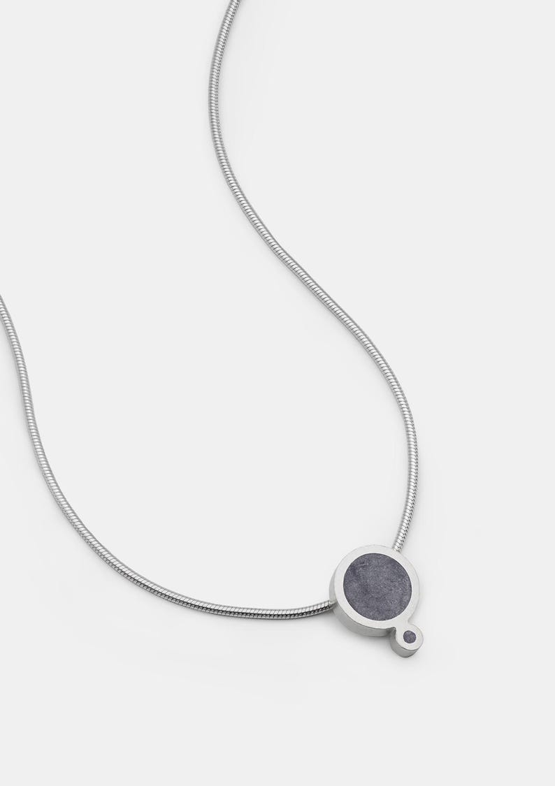 Collar Duo de hormigón, colgante pequeño de plata de ley, collar redondo único, collar de círculo geométrico, joyería de cemento, colgante de hormigón, regalo imagen 3