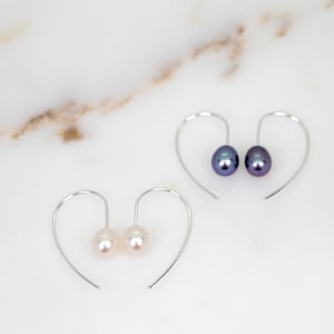 Boucles d'oreilles en perles noires naturelles, argent sterling 925, boucles d'oreilles en perles foncées, boucles d'oreilles élégantes, boucles d'oreilles en fil délicat, boucles d'oreilles Dainty Perl Drop image 7