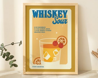 Puede incluir: Un póster de estilo vintage con fondo amarillo y texto azul que dice "Whiskey Sour". El póster incluye una receta para un cóctel Whiskey Sour con 2 cl de bourbon, 3/4 cl de zumo de limón, 1/2 cl de jarabe simple y piel de naranja. El póster también presenta una ilustración de un vaso de Whiskey Sour con cubitos de hielo, rodajas de naranja y cerezas.