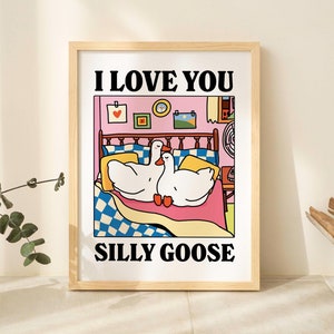 Silly lil Goose Romantyczny plakat, Romantyczny nadruk z kaczką, Różowy cytat „Kocham cię”, Przytulne nadruki, Kolorowe nadruki, Prezenty rocznicowe, NIEOPRAWIONE