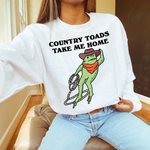 Cowboy Frog Sweatshirt, Retro 80s Jumper, Funny Western Sweater, Oversized Country Sweatshirt, Cottagecore Froggy Clothes, Unisex Crewneck