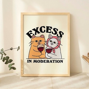 Może przedstawiać: Wydruk w ramie z białym tłem i czarnym tekstem, który brzmi "Excess in Moderation". Przedstawiono dwie kreskówkowe koty, jeden pomarańczowy, a drugi biały, każdy trzymający kieliszek czerwonego wina.