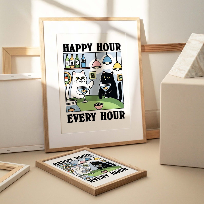Peut inclure: Une impression encadr&eacute;e avec une illustration de deux chats au bar, l'un blanc et l'autre noir, avec le texte "Happy Hour Every Hour".