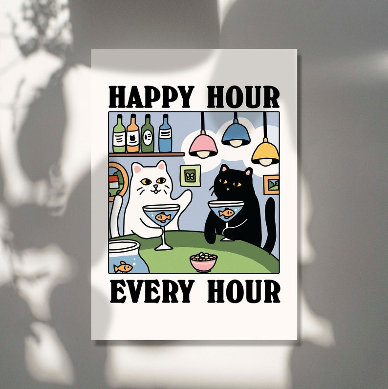 Peut inclure: Un chat blanc et un chat noir sont assis au bar avec un verre dans chaque patte. Le chat blanc porte un n&oelig;ud papillon bleu. Le bar est d&eacute;cor&eacute; de lumi&egrave;res color&eacute;es et d'une enseigne qui dit "Happy Hour Every Hour".