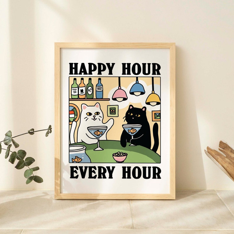 Peut inclure: Une illustration de chat blanc et noir avec le texte "Happy Hour Every Hour" sur un fond brun clair. Les chats sont assis &agrave; un bar avec des boissons et un bol de collations. Le bar a un comptoir brun clair et un dosseret bleu clair. Il y a trois bouteilles d'alcool sur le dosseret.