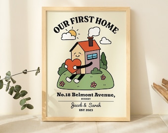 Puede incluir: Una casa de color amarillo claro con un techo rojo y un corazón en sus manos, sentada en una colina verde con flores rosas. El texto dice "Our First Home", "No. 18 Belmont Avenue, Surrey", "Jacob & Sarah", y "EST 2023".