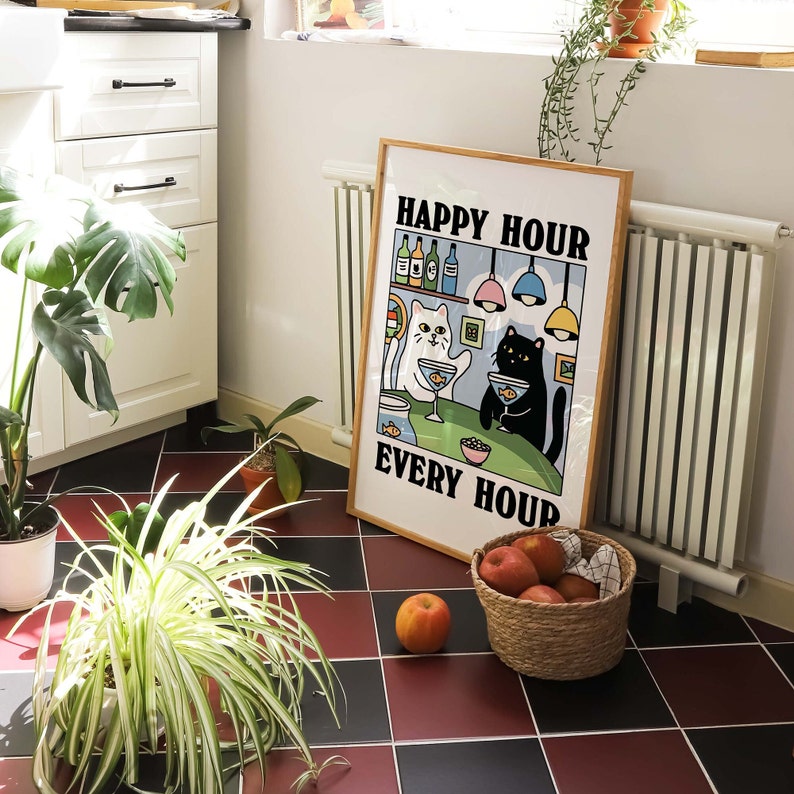 Peut inclure: Une impression encadr&eacute;e avec une illustration en noir et blanc de deux chats dans un bar. Le texte sur l'impression est "Happy Hour Every Hour".