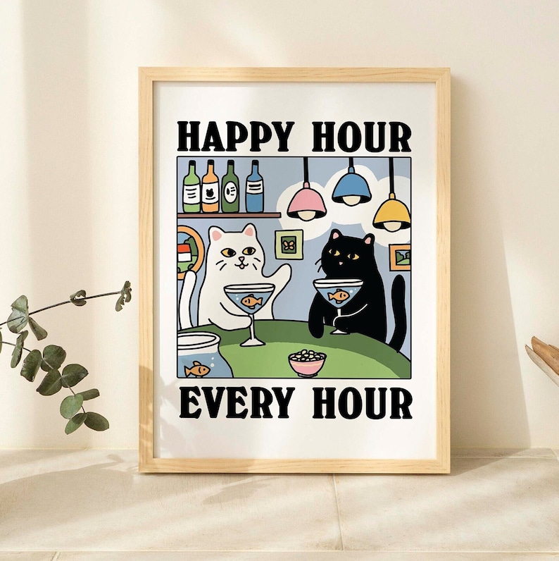 Peut inclure: Une illustration de deux chats, l'un blanc et l'autre noir, avec le texte "Happy Hour Every Hour". Les chats tiennent des verres &agrave; martini avec des poissons &agrave; l'int&eacute;rieur. Il y a des bouteilles d'alcool et des luminaires en arri&egrave;re-plan.