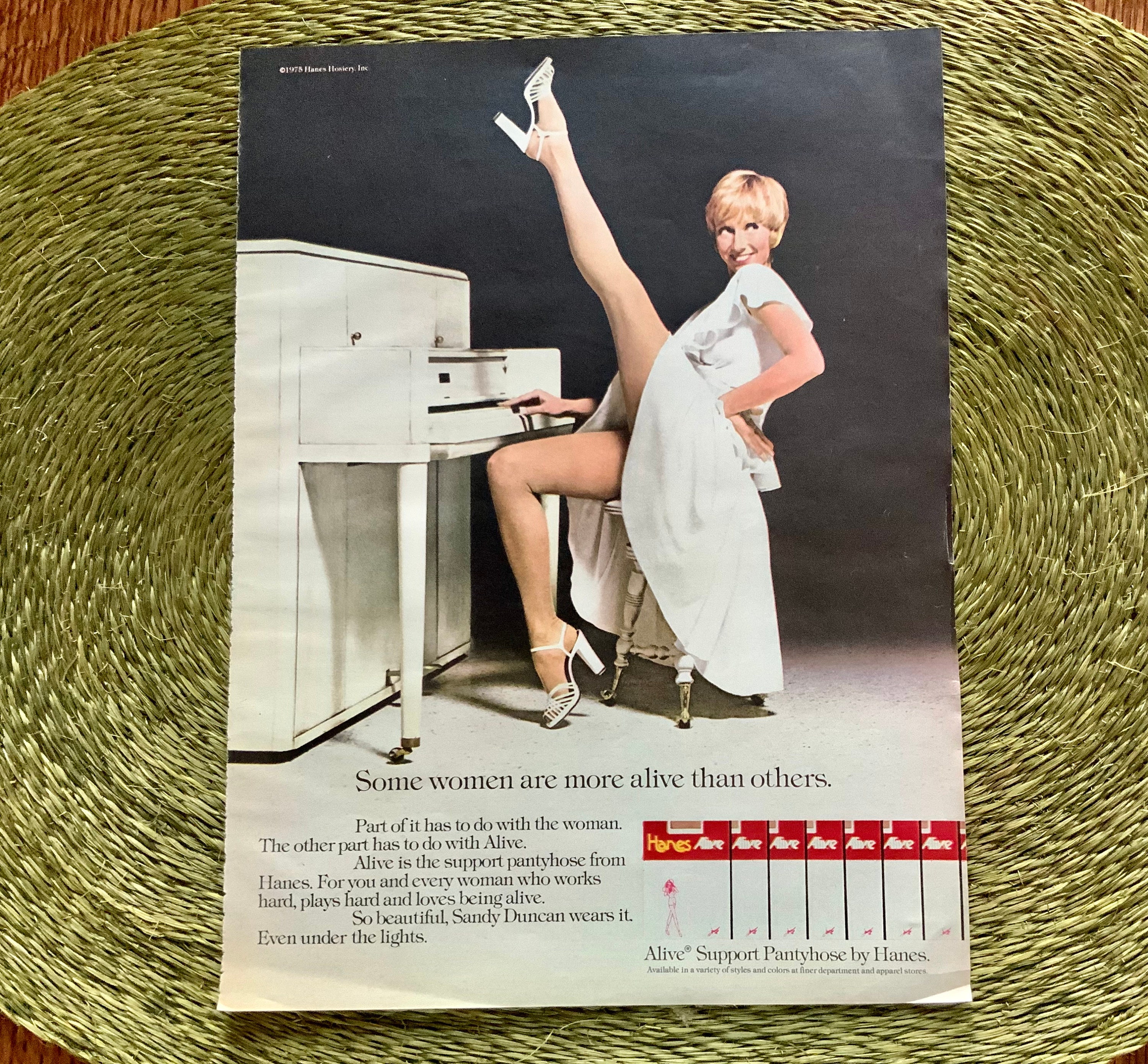 Sandy Duncan for Alive Support Pantyhose by Hanes Original 1976  Advertisement Some Minor Wear, See Photos Woman With Piano /hosiery Art -   Norway