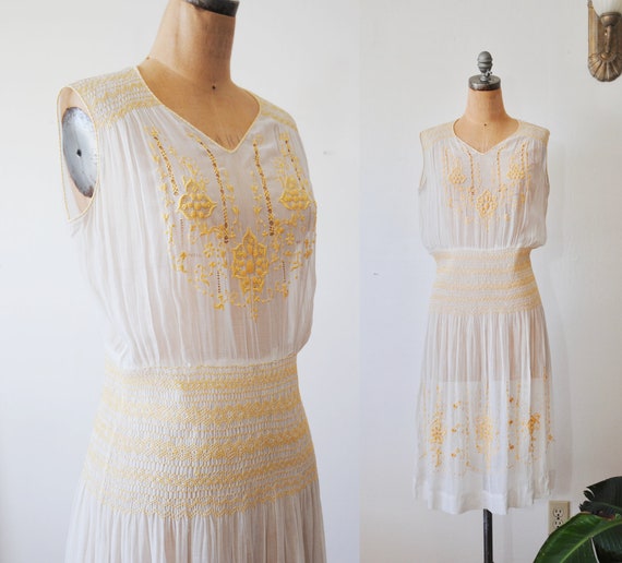 Vintage 1920s Peasant Dress // Hungarian Embroider
