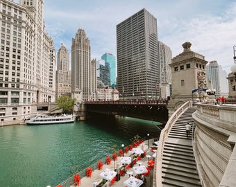 Foto de Chicago, arte de Chicago Riverwalk, impresión del río Chicago, edificio Wrigley, fotografía de Chicago, arte de pared de Chicago, impresiones de Chicago, regalo de Chicago