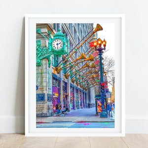 Könnte beinhalten: Eine Straßenszene in Chicago mit einem großen Uhrturm und einer dekorativen Anordnung von goldenen Trompeten. Der Uhrturm ist mit grünen und goldenen Akzenten verziert. Die Trompeten sind in einer kaskadierenden Anordnung angeordnet, die eine festliche Atmosphäre schafft. Die Straße ist gesäumt von Geschäften und Unternehmen, und es gehen Menschen vorbei.