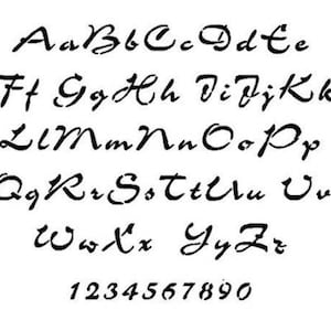Könnte beinhalten: Ein handgeschriebenes Alphabet in einer kursiven Schriftart, mit Groß- und Kleinbuchstaben sowie den Zahlen 1 bis 9 und 0.